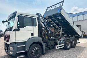 Camion gru ribaltabile con gru