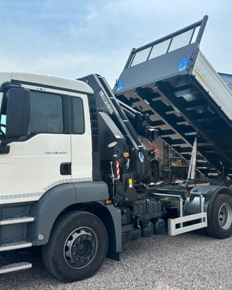Camion gru ribaltabile con gru