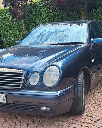 Mercedes-Benz E200