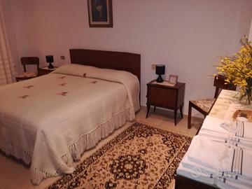 Camera cassettone,specchio, testata letto, comò