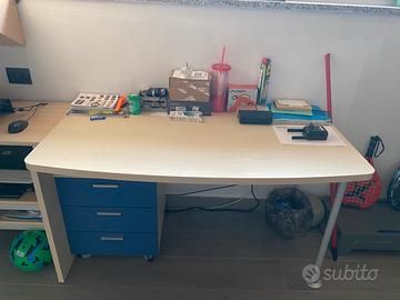 scrivania come nuova mai usata.