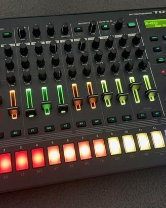 Roland TR-8S: drum machine, basata su sintesi e ca