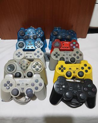 Lotto di 10 joystick di varie marche e colori.