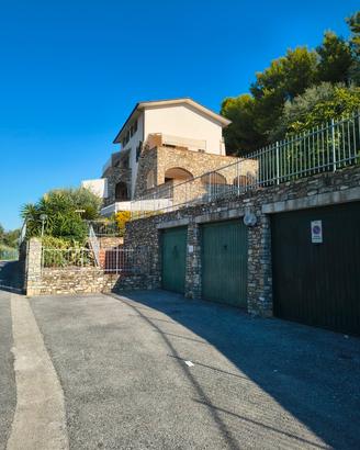 Andora appartamento con giardino e garage  