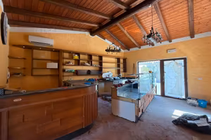 Indipendente con tetto in legno e cortile