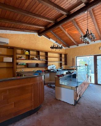 Indipendente con tetto in legno e cortile