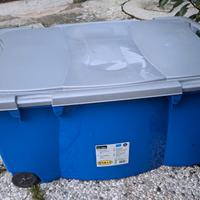 scatola in plastica con ruote