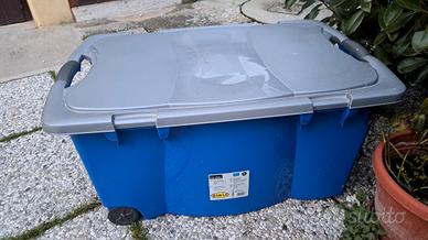 scatola in plastica con ruote