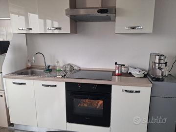 cucina con forno e piano induzione