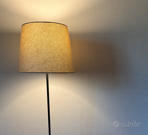 Lampada da terra nera con paralume tessuto beige