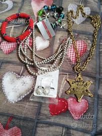 Collane, bracciali, orecchini e anelli nuovi