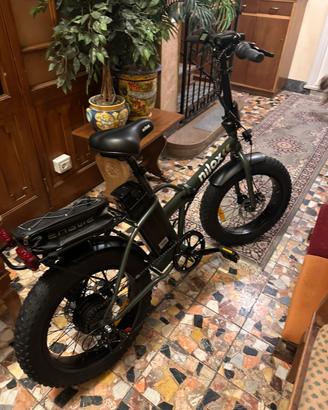 Bici pieghevole.  a pedalata assistita