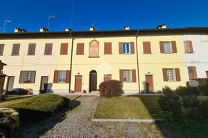 CASA SEMINDIPENDENTE A ROBECCO SUL NAVIGLIO
