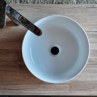 Mensola con lavabo in appoggio e miscelatore