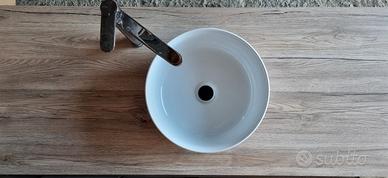 Mensola con lavabo in appoggio e miscelatore