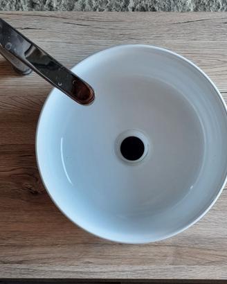 Mensola con lavabo in appoggio e miscelatore