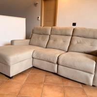 Divano con penisola e recliner elettrico