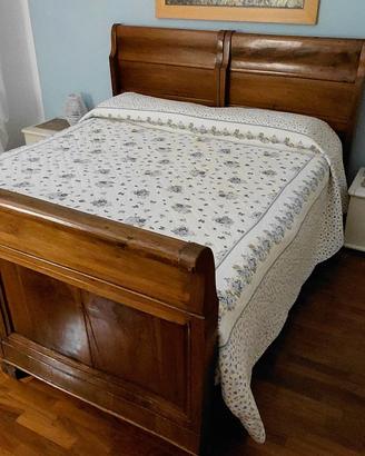 letto in legno massiccio antico a barca .