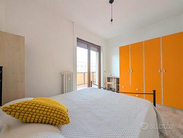 Stanza singola con letto matrimoniale a Varese