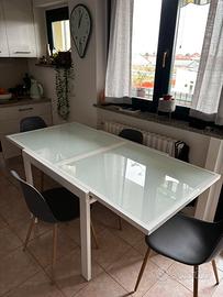 Tavolo e sedie cucina