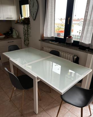Tavolo e sedie cucina