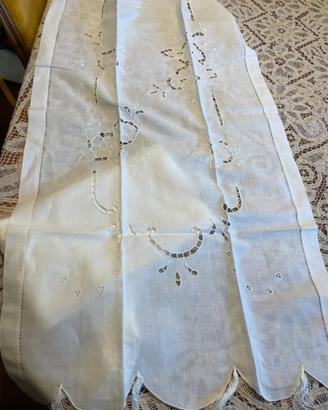 COPPIA DI TENDE IN LINO CON RICAMO AD INTAGLIO