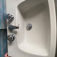 Lavabo bianco con rubinetteria