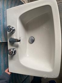 Lavabo bianco con rubinetteria