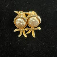 Deliziosa spilla vintage raffigurante coppia di Pe