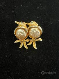 Deliziosa spilla vintage raffigurante coppia di Pe