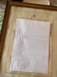 Vecchia cornice in legno con vetro