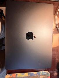 MacBook Pro 14″, M5, RAM 16 GB e SSD 512 GB.