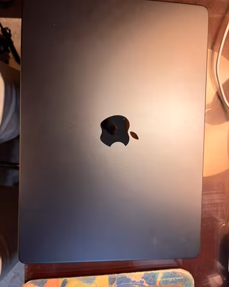 MacBook Pro 14″, M5, RAM 16 GB e SSD 512 GB.