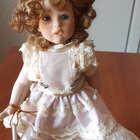 Bambola in porcellana da collezione