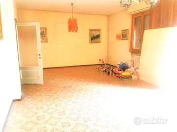 Borgo S Lorenzo 5 vani balconi ripostiglio cantina