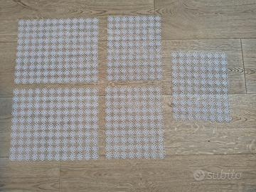 Set di cinque centrini fatti a mano, tipici del co