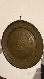 Piatto da parata in rame sbalzato