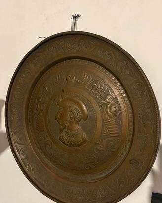 Piatto da parata in rame sbalzato