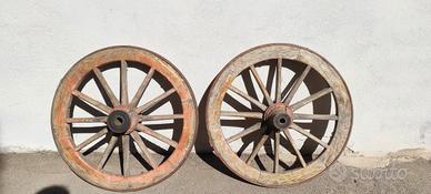 Ruote carretto d'altri tempi.