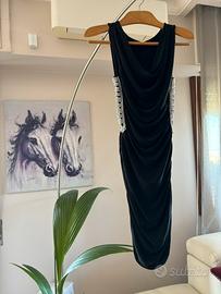 Abito nero drappeggiato cut out fianchi gioiello
