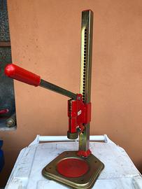 Tappatrice per tappi in plastica