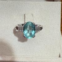 Anello con Smeraldo e Diamanti in oro bianco 18kt.