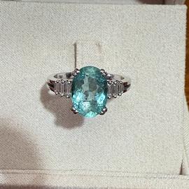 Anello con Smeraldo e Diamanti in oro bianco 18kt.