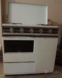 Cucina a Gas con fuochi e forno a gas