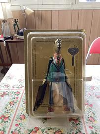 Figure in latta