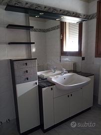 Mobili da bagno con specchiera illuminata