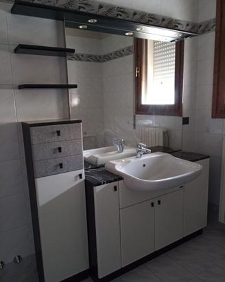 Mobili da bagno con specchiera illuminata