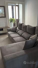 Divano con penisola e contenitore