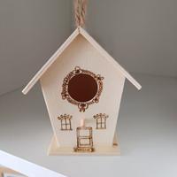 casetta per uccellini decorata con pirografia