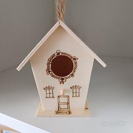 casetta per uccellini decorata con pirografia